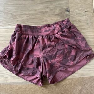 Lululemon Hotty Hot 4” size 6 short